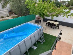 代尔特布雷CASA MARIA CINTA的享有带桌椅的游泳池的顶部景致