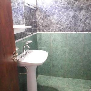 卡皮亚德尔德尔蒙特El Cañaveral的浴室配有白色水槽和淋浴。