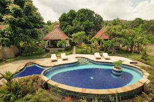 艾湄湾巴厘岛梦想之家酒店的享有度假村游泳池的顶部景致