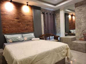 乔木提恩海滩Loft House Resort Pattaya的一间卧室设有一张大床和一个浴缸