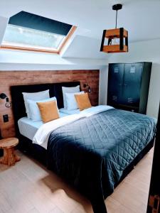 胡法利兹Hotel L'ermitage的一间卧室设有一张大床和一个窗户。