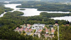 锡尔克堡维特斯胡斯会议中心酒店的享有湖上度假村的空中景致