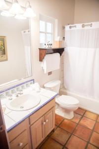 伊莎贝拉别墅蒙大拿海滩度假村的一间带水槽、卫生间和镜子的浴室