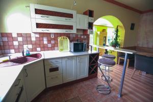 什图罗沃Villa Ametyst的厨房配有柜台、水槽和凳子