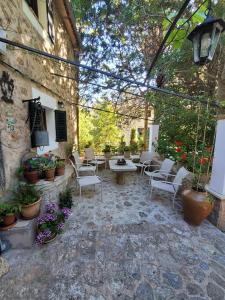 巴尔德莫萨Son Niu Vell-La Hermossa的庭院设有桌椅和植物