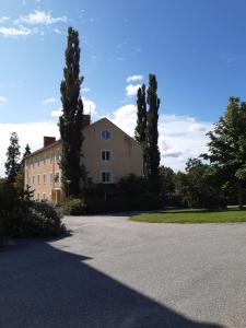 哈诺桑德Sörgårdens Logi的车道前方树木繁茂的大房子