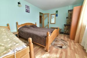 兰卡La Mitica的一间卧室配有一张床,铺有木地板
