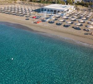 托雷莫泽Villetta Sabbia d'Oro的海滩上方的椅子和遮阳伞