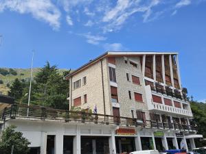 罗卡迪坎比奥Appartamento in centro a Rocca di Cambio的一座高大的建筑,上面设有一个阳台