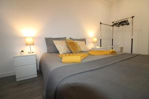 塞图巴尔Varanda do Bonfim的一间卧室配有一张大床和两盏灯