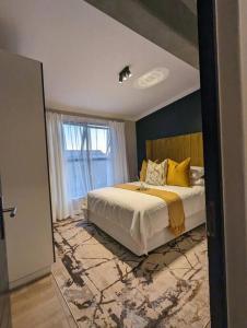 米德兰1 Elizabeth Place - Luxury Executive Apartment, free Wi-Fi的一间卧室设有一张床和一个大窗户