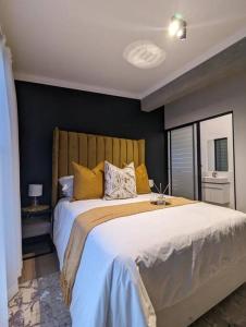 米德兰1 Elizabeth Place - Luxury Executive Apartment, free Wi-Fi的卧室配有一张带黄色枕头的大型白色床。