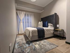 米德兰1 Elizabeth Place - Luxury Executive Apartment, free Wi-Fi的一间卧室设有一张大床和一个窗户。
