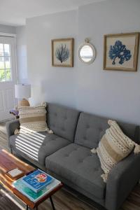 欧申格罗夫The Clark - Suite 2W - Ocean Grove near Asbury的客厅配有灰色的沙发和桌子
