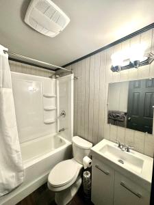 北湾Glen Garry motel and cottages的浴室配有白色卫生间和盥洗盆。