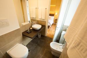 罗马罗马474住宿加早餐旅馆的浴室设有2个水槽、卫生间和镜子。