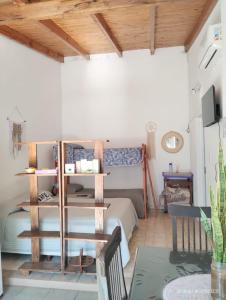 波萨达斯Departamento monoambiente hasta 4 personas- Maragus2的一间带床和木制天花板的客厅