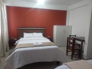查查波亚斯ValMas的一间卧室设有一张红色墙壁的大床