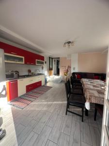 博尔沙CASA IKA&MATEI的厨房以及带桌椅的起居室。