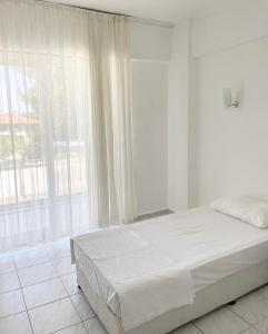 安塔利亚BİLGE PANSİYON的白色的卧室设有床和大窗户