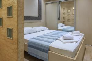 赫尔采格诺维Hotel Maksim的一间卧室配有两张床和镜子