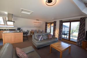 彭里斯Aikbeck Lodge的客厅配有沙发和桌子