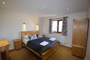 彭里斯Aikbeck Lodge的一间卧室配有一张床,上面有两条毛巾