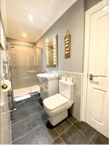 Garelochhead安卡尔宾馆的浴室配有卫生间、盥洗盆和淋浴。