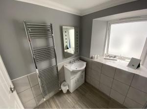Garelochhead安卡尔宾馆的一间带水槽和卫生间的浴室以及窗户。