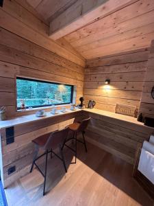 莱索里涅尔Le Chalet的小木屋设有书桌和窗户。