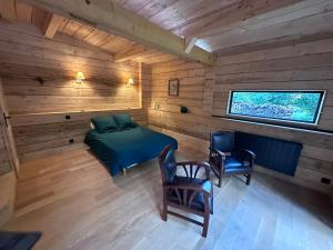 莱索里涅尔Le Chalet的小屋内配有电视和床的房间