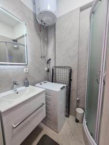 卡什泰拉Lady Di apartments的白色的浴室设有水槽和淋浴。