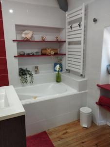 Blainville-sur-OrnePEGASUS的白色的浴室设有浴缸和水槽。