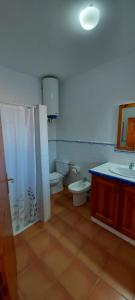 圣弗朗西斯科哈维尔Viviendas Ferrer - Can Joan Andrauet的浴室设有2个卫生间、水槽和淋浴。