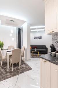 索非亚Top Central Luxury Apartment & Free Parking的厨房以及带桌椅的起居室。