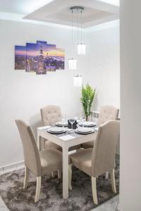索非亚Top Central Luxury Apartment & Free Parking的白色的用餐室配有白色的桌椅