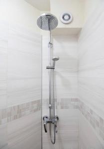 索非亚Top Central Luxury Apartment & Free Parking的浴室里设有玻璃门淋浴