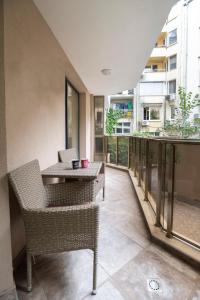 索非亚Top Central Luxury Apartment & Free Parking的大楼内带桌椅的阳台