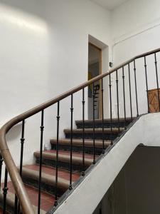 阿普特Appartement centre Apt Bèlavista luberon的房屋内的楼梯