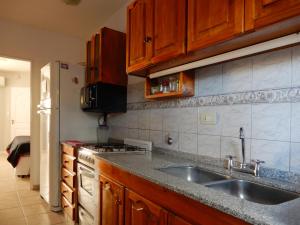 圣罗莎Edificio Parana的厨房配有水槽和冰箱