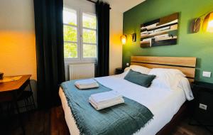 圣雅克·德波尔勒艾斯康迪罗酒店的一间卧室配有一张床,上面有两条毛巾