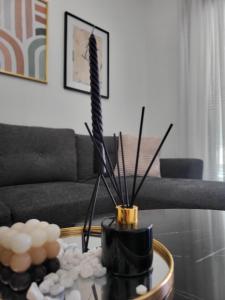 尼亚普拉莫斯Thἕros Exceptional Residence的咖啡桌,上面有花瓶和羽毛