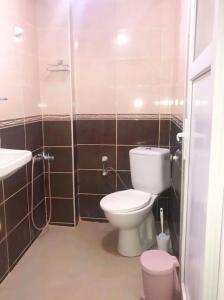 格克切达镇Plaja Yakın Dağ ve Deniz Manzaralı 1+1 Daire的一间带卫生间和水槽的小浴室