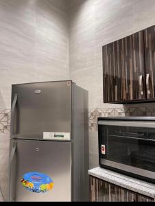 八田Oxygen hatta的厨房配有不锈钢冰箱和微波炉。