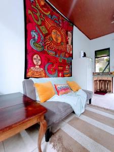 阿拉胡埃拉Nirvana Apartament Hostal的带沙发和多彩墙的客厅