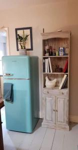 桑当Sea Proche的带橱柜的厨房内的蓝色冰箱