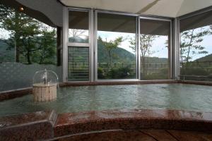 箱根玉庭的带窗户的客房内设有一个带喷泉的游泳池