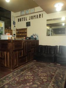 乌尤尼朱马利酒店的一间酒吧,里面配有沙发和柜台