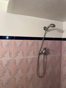 西迪伊夫尼Panorama guest house的浴室设有淋浴和卡莫瓷砖墙