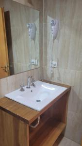 圣马丁德洛斯Espacio BERNI的一间带水槽和镜子的浴室